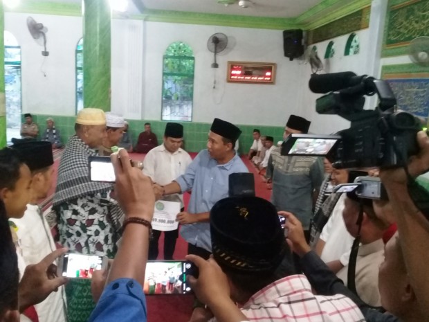 Bupati menyerahkan bantuan kepada masjid dan santunan bagi yatim piatu